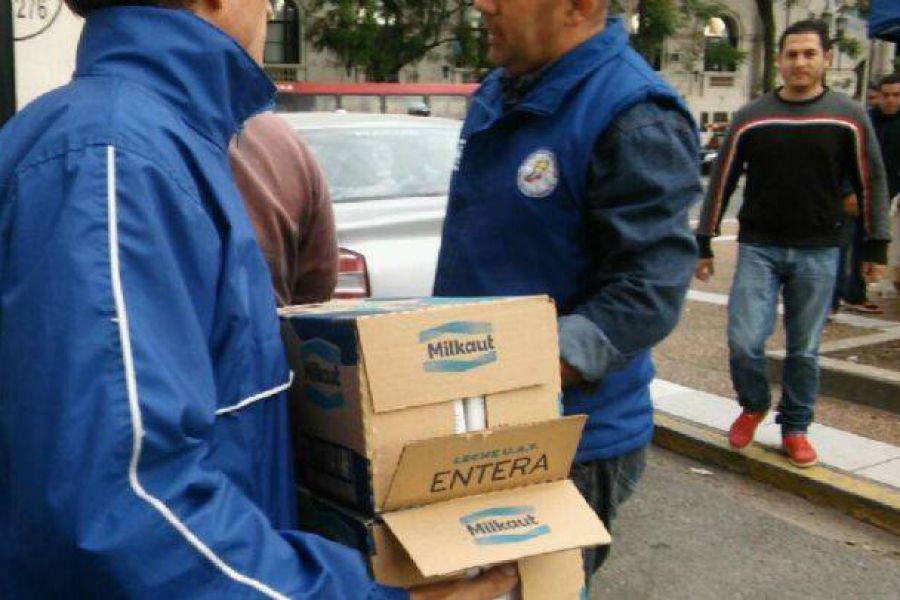 Sindicato de Camioneros regalando leche