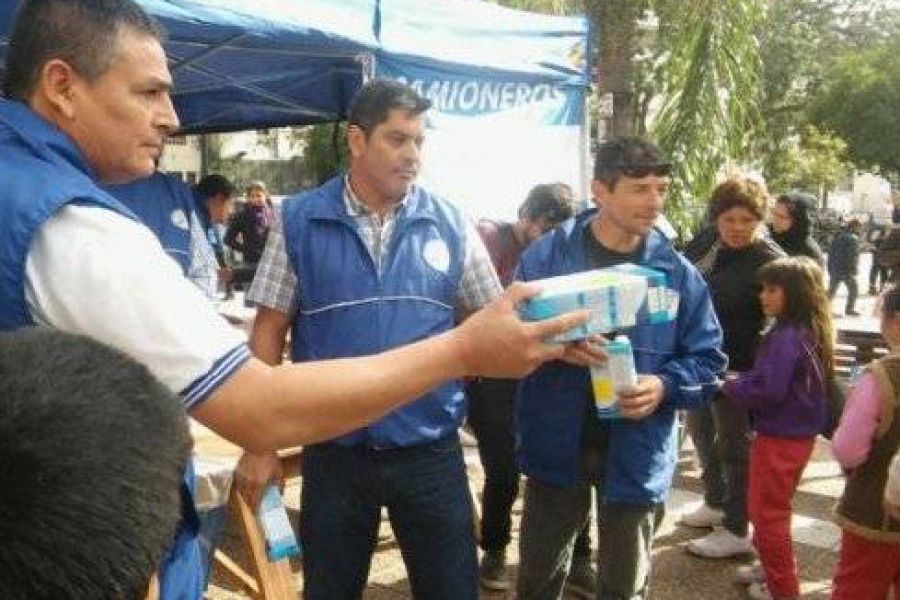 Sindicato de Camioneros regalando leche