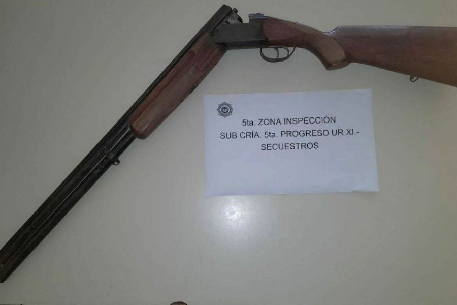 Escopeta calibre 12 secuestrada - Aprehendido con moto sustraída - Foto URXI