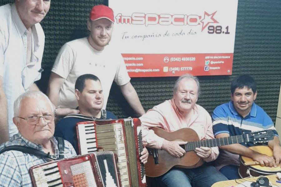 3Músicos locales en Brisas Suizas y Alemanas