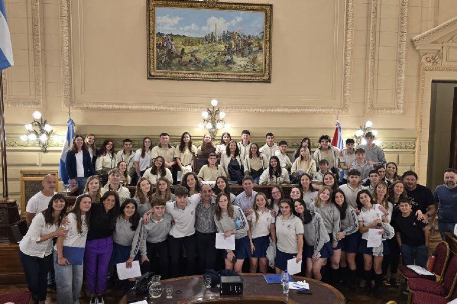 Pirola con alumnos en el Senado