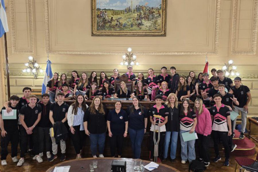 Pirola con alumnos en el Senado