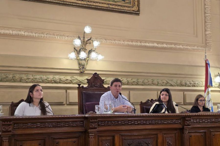 Pirola con alumnos en el Senado